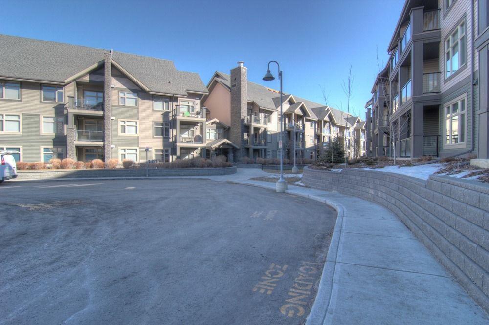 Pinnacle Inn & Suites Aspen YYC Eksteriør billede