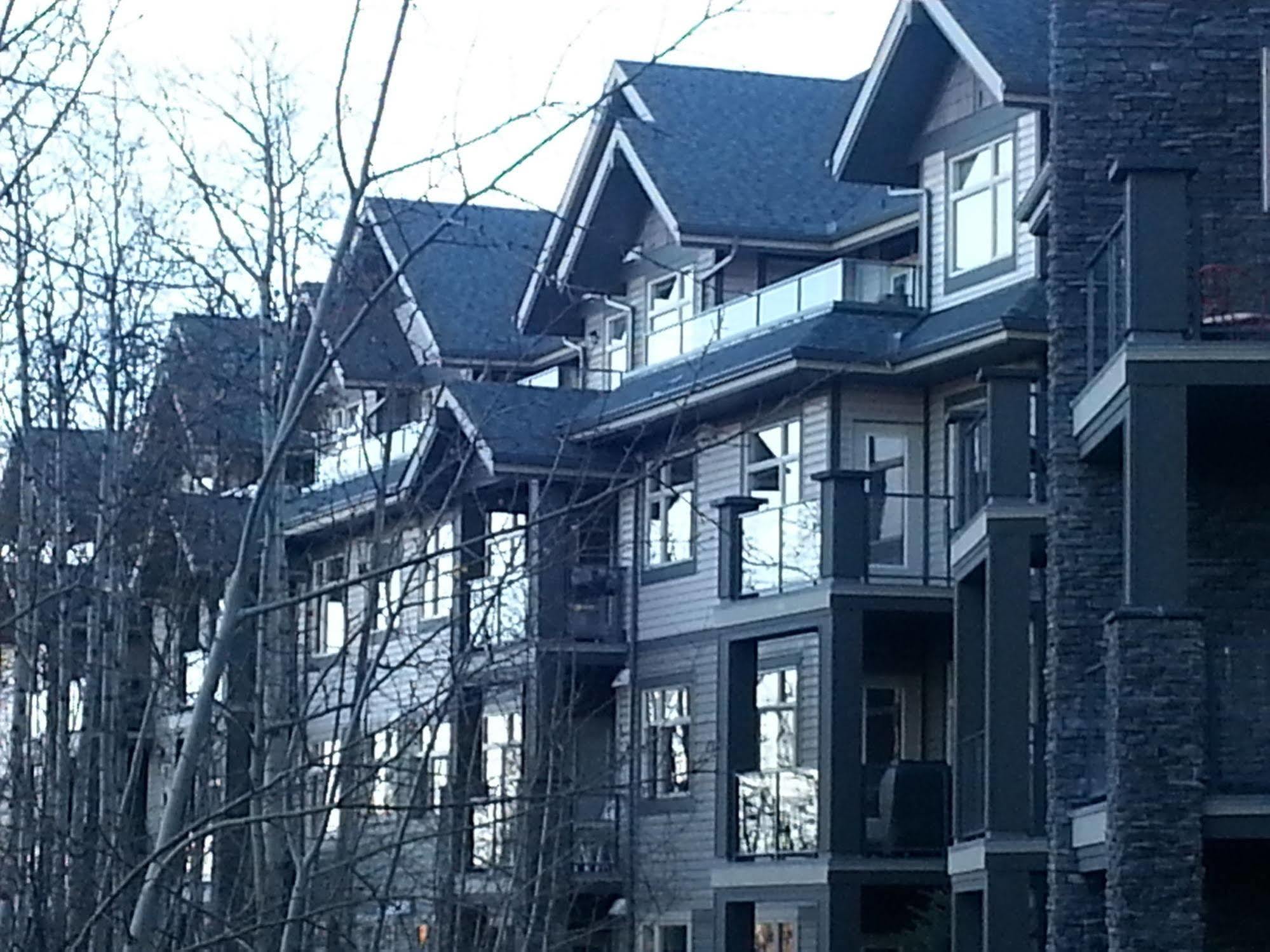 Pinnacle Inn & Suites Aspen YYC Eksteriør billede
