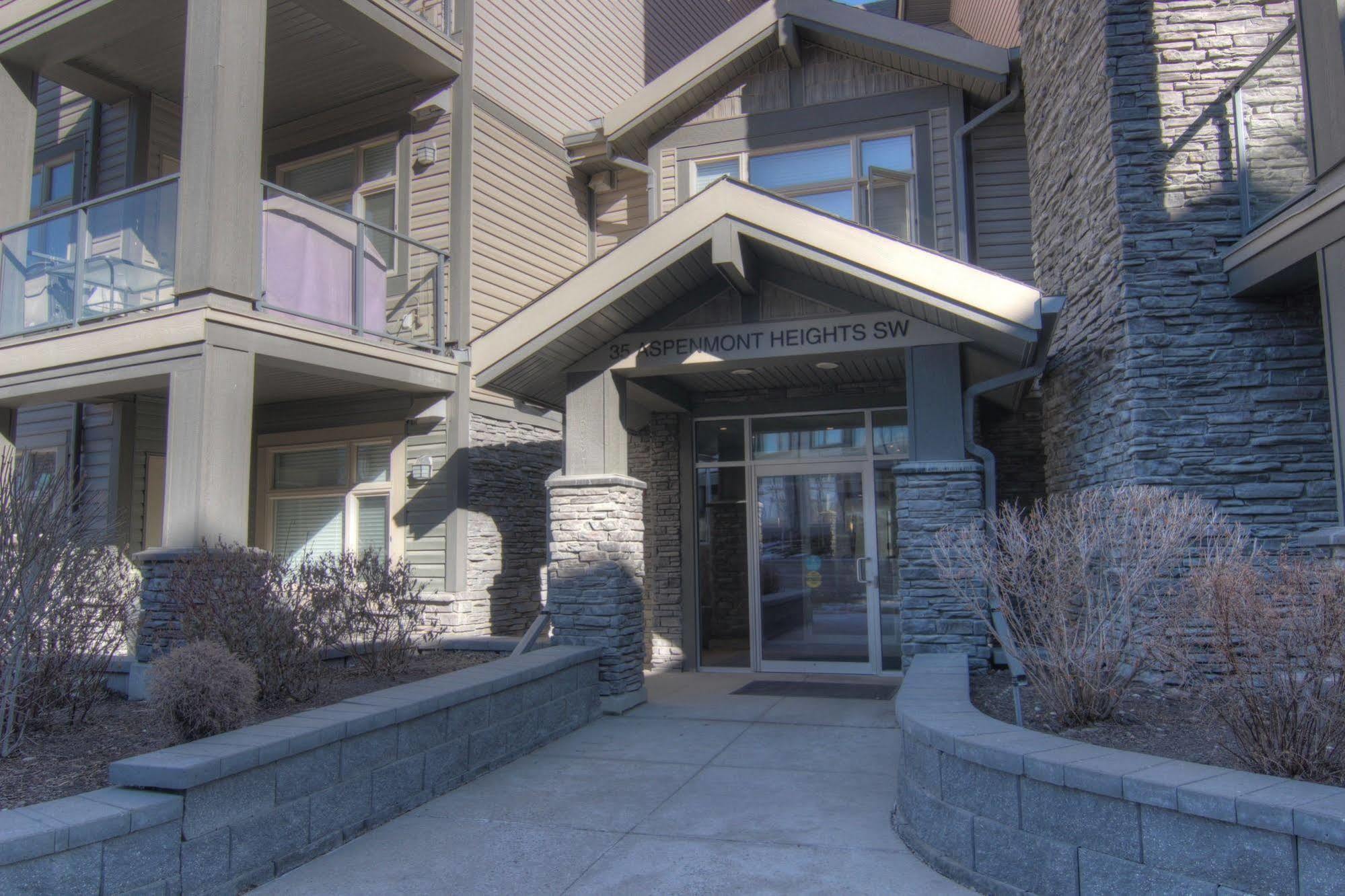 Pinnacle Inn & Suites Aspen YYC Eksteriør billede